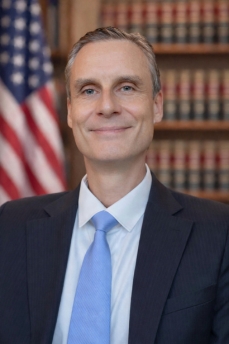 Sergei Tokmakov Esq, avocat d'affaires et réviseur juridique pour Boost Suite